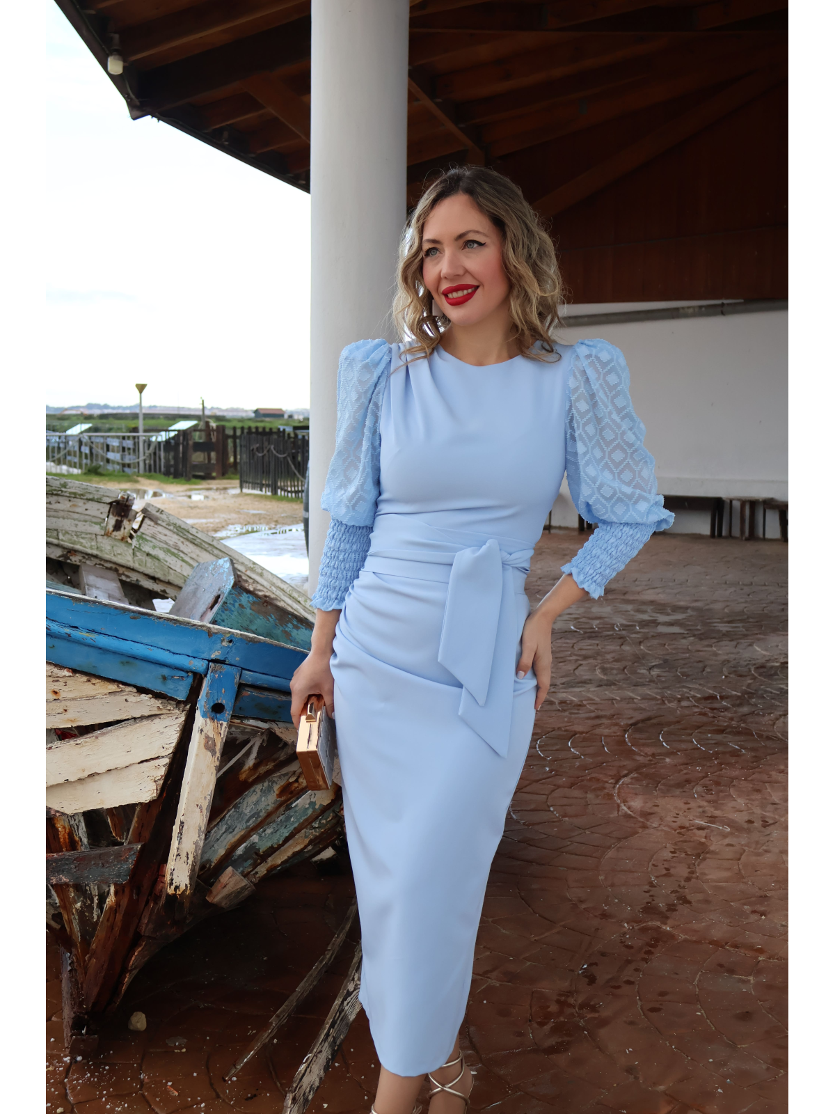 Vestido de fiesta midi en color azul celeste, ideal para eventos.