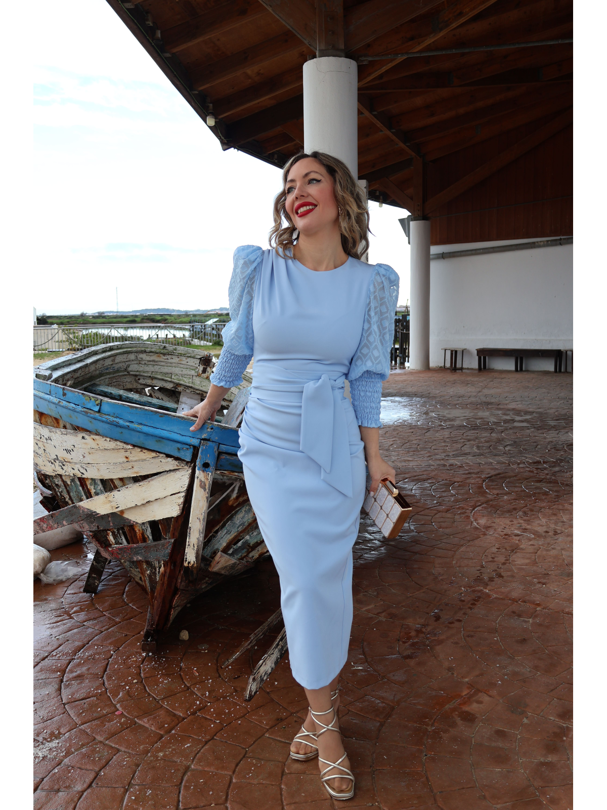 Vestido de fiesta midi en color azul celeste, ideal para eventos.