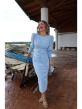 Vestido de fiesta midi en color azul celeste, ideal para eventos.