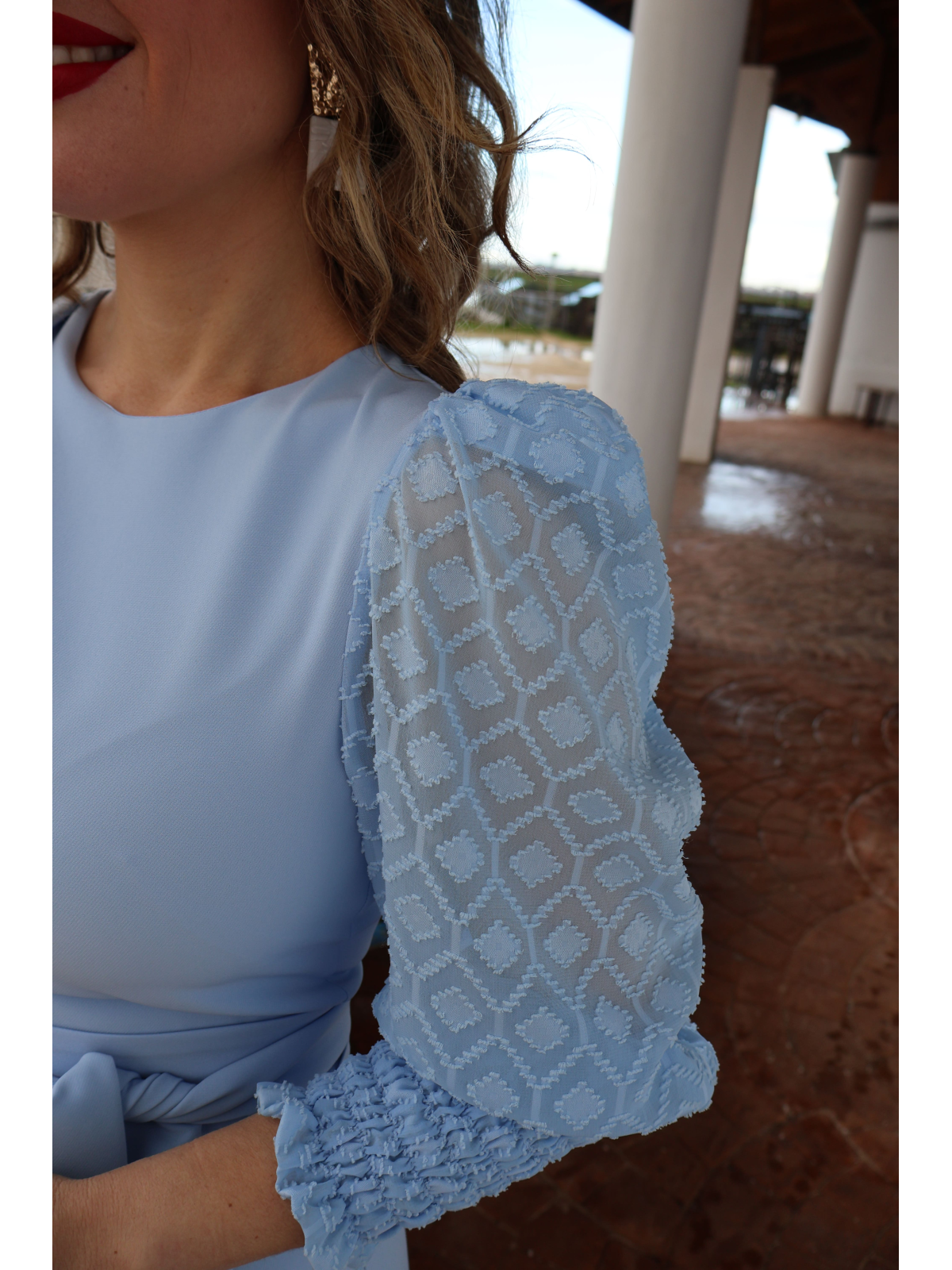 Vestido de fiesta midi en color azul celeste, ideal para eventos.