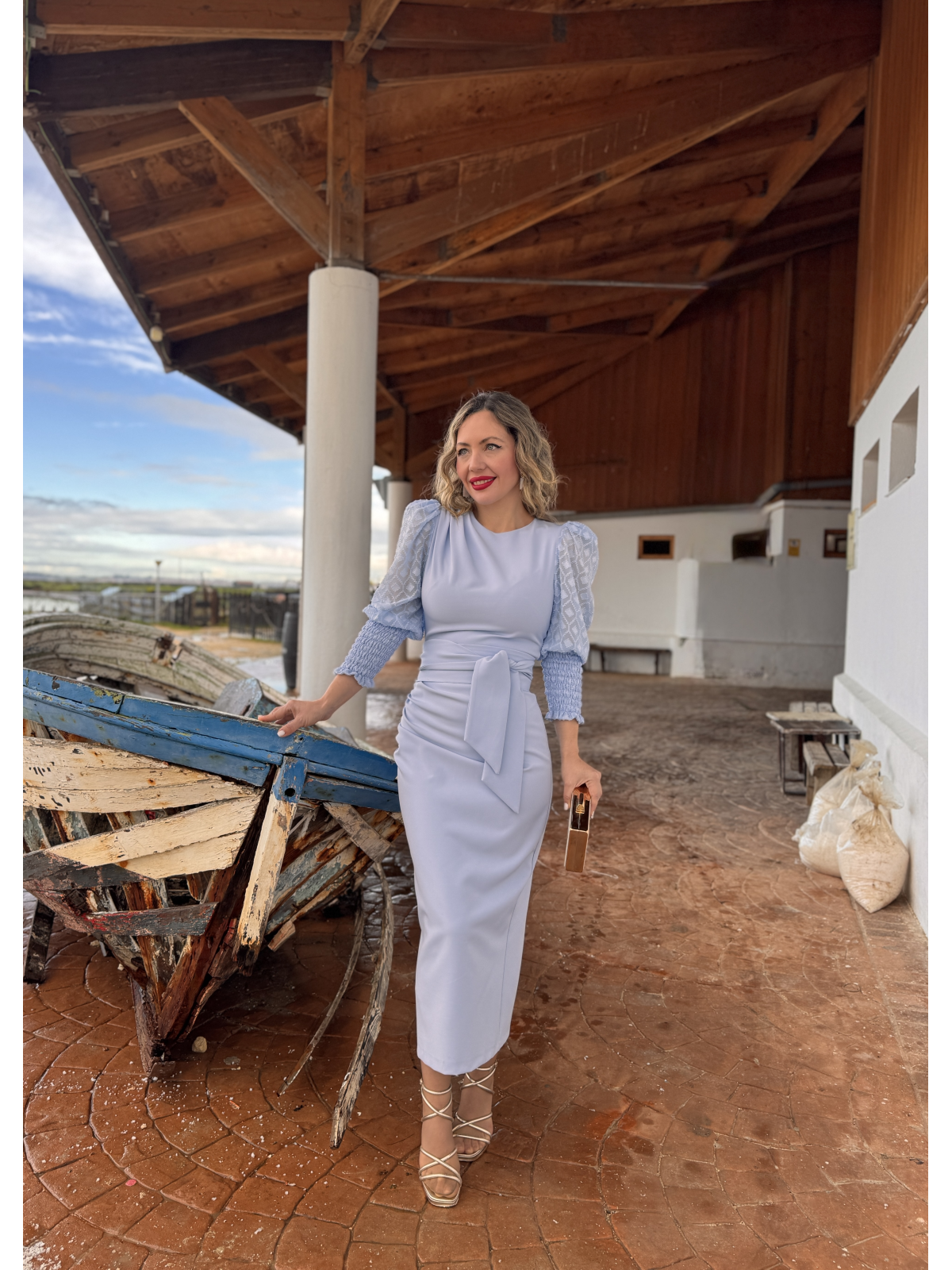 Vestido de fiesta midi en color azul celeste, ideal para eventos.