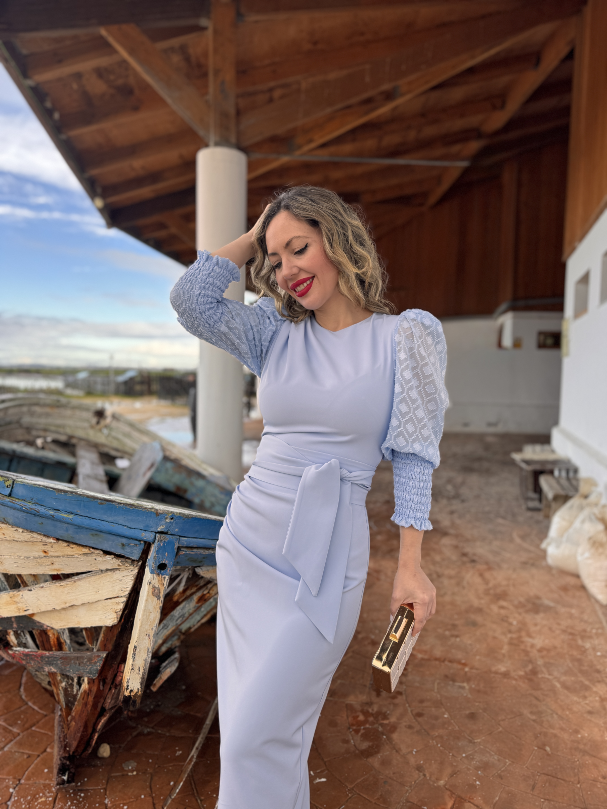 Vestido de fiesta midi en color azul celeste, ideal para eventos.