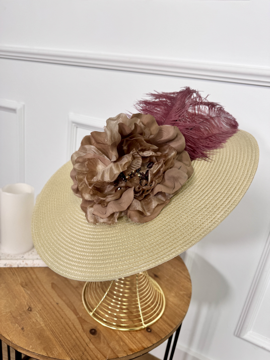 Pamela natural con flor en tono nude y pluma burdeos.