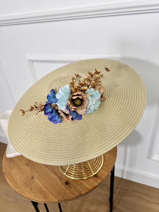 Pamela beige con flores en tonos azules, nude y detalles dorados.