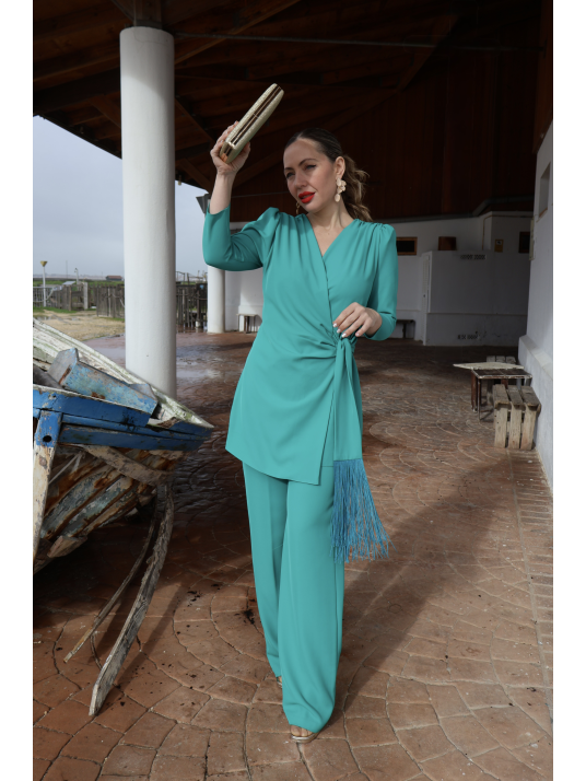 Conjunto de fiesta compuesto por levita y pantalón.