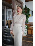 Vestido de fiesta midi en color beige, ideal para eventos especiales.