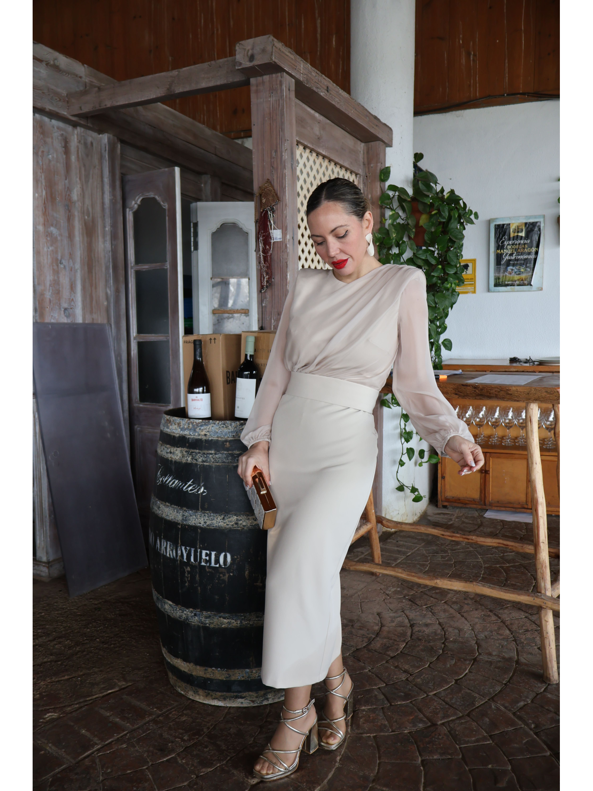 Vestido de fiesta midi en color beige, ideal para eventos especiales.