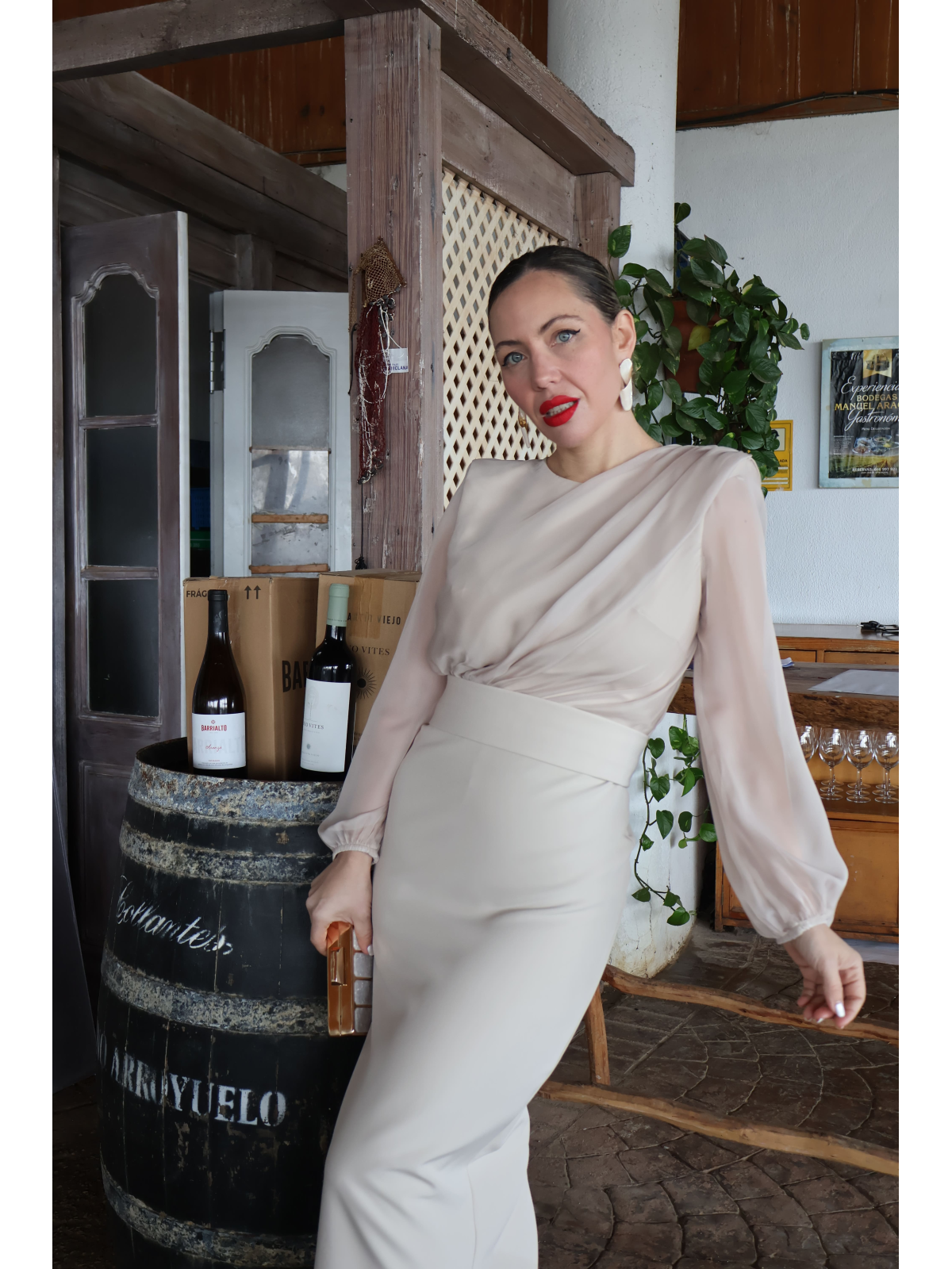 Vestido de fiesta midi en color beige, ideal para eventos especiales.