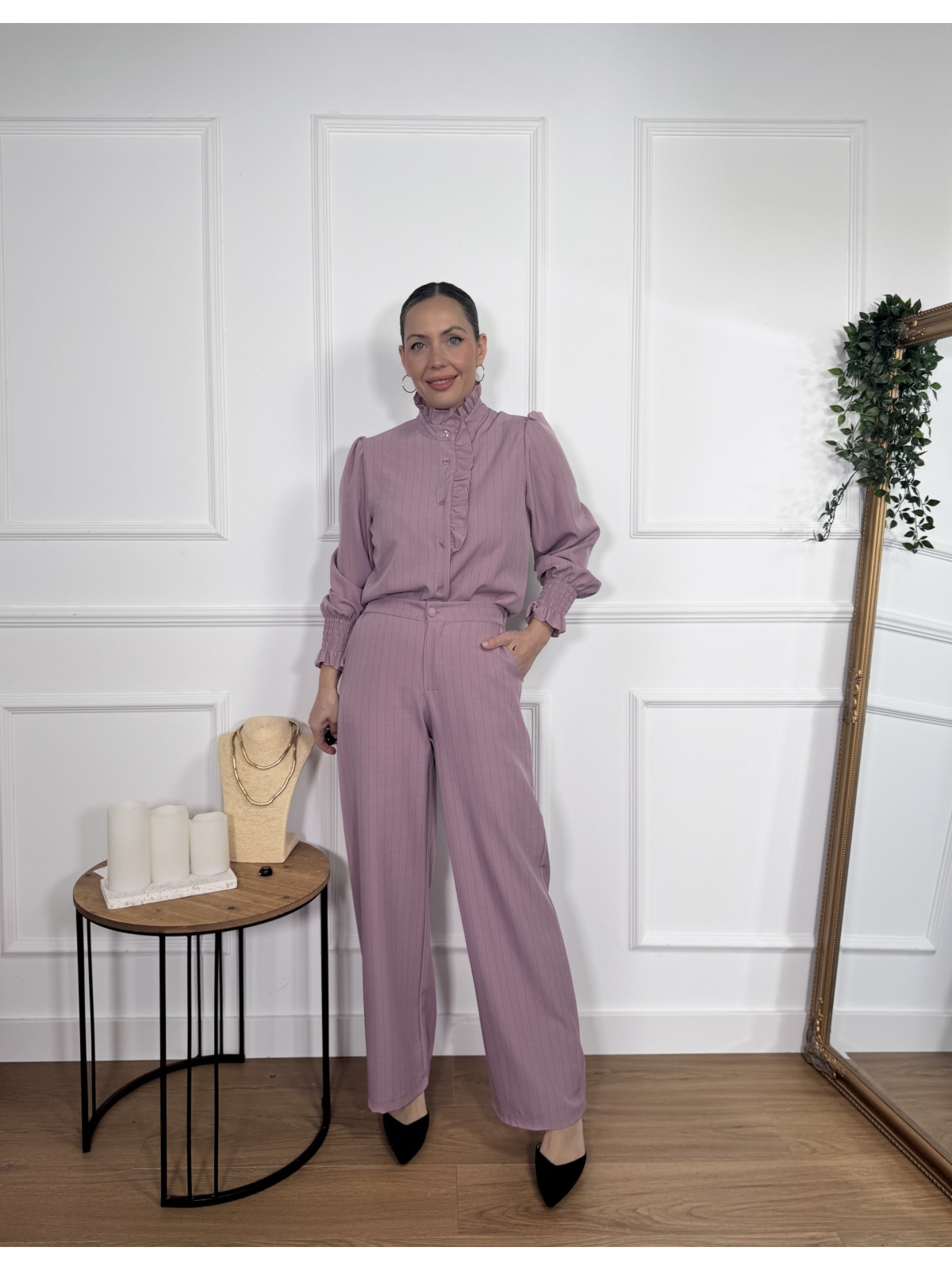 Camisa en tono maquillaje con sutil estampado de rayas verticales.