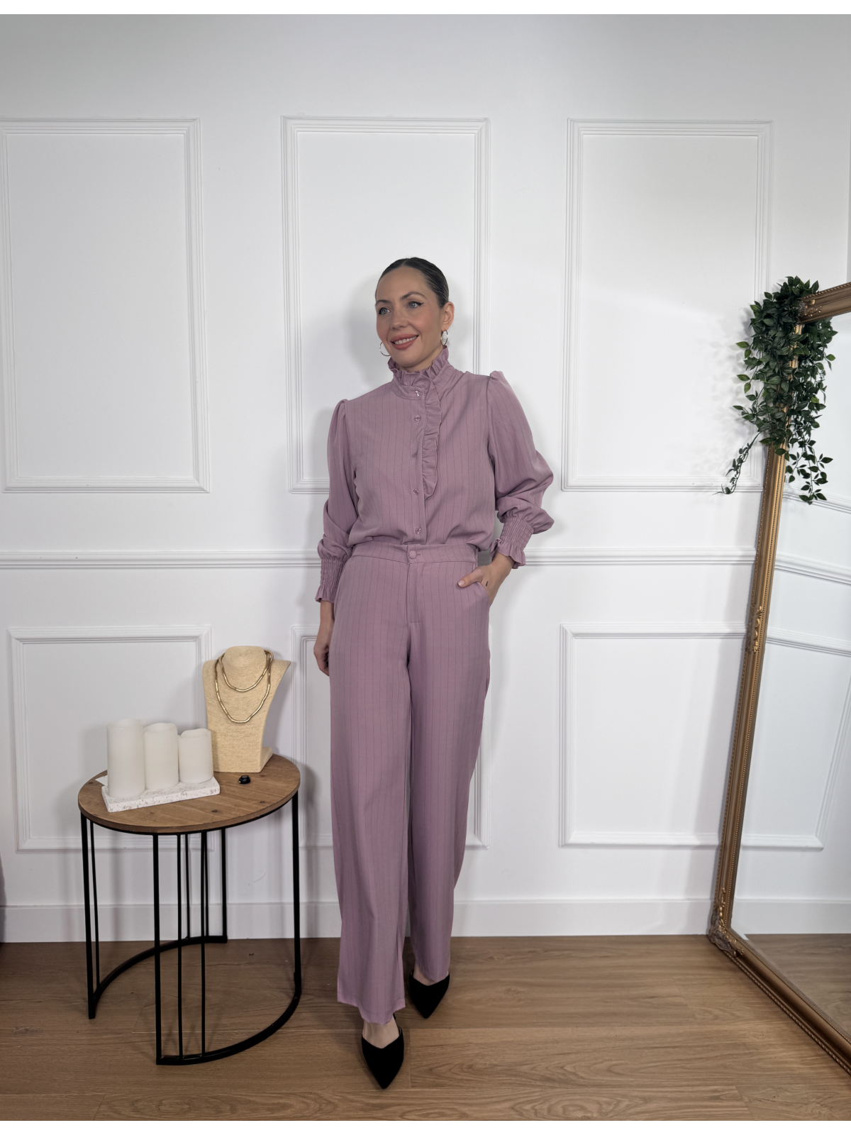 Camisa en tono maquillaje con sutil estampado de rayas verticales.