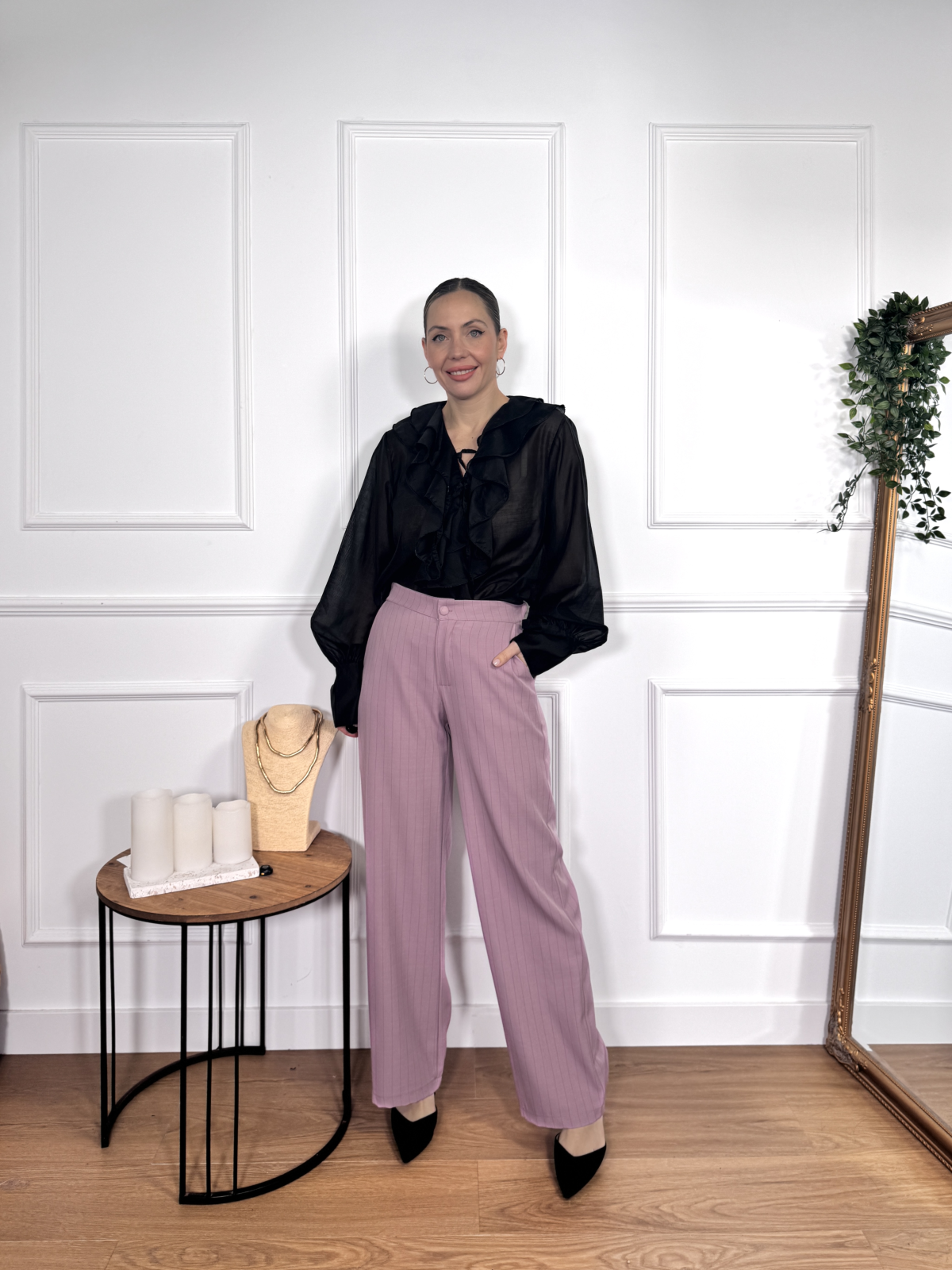 Pantalón en tono maquillaje con sutil estampado de rayas verticales.