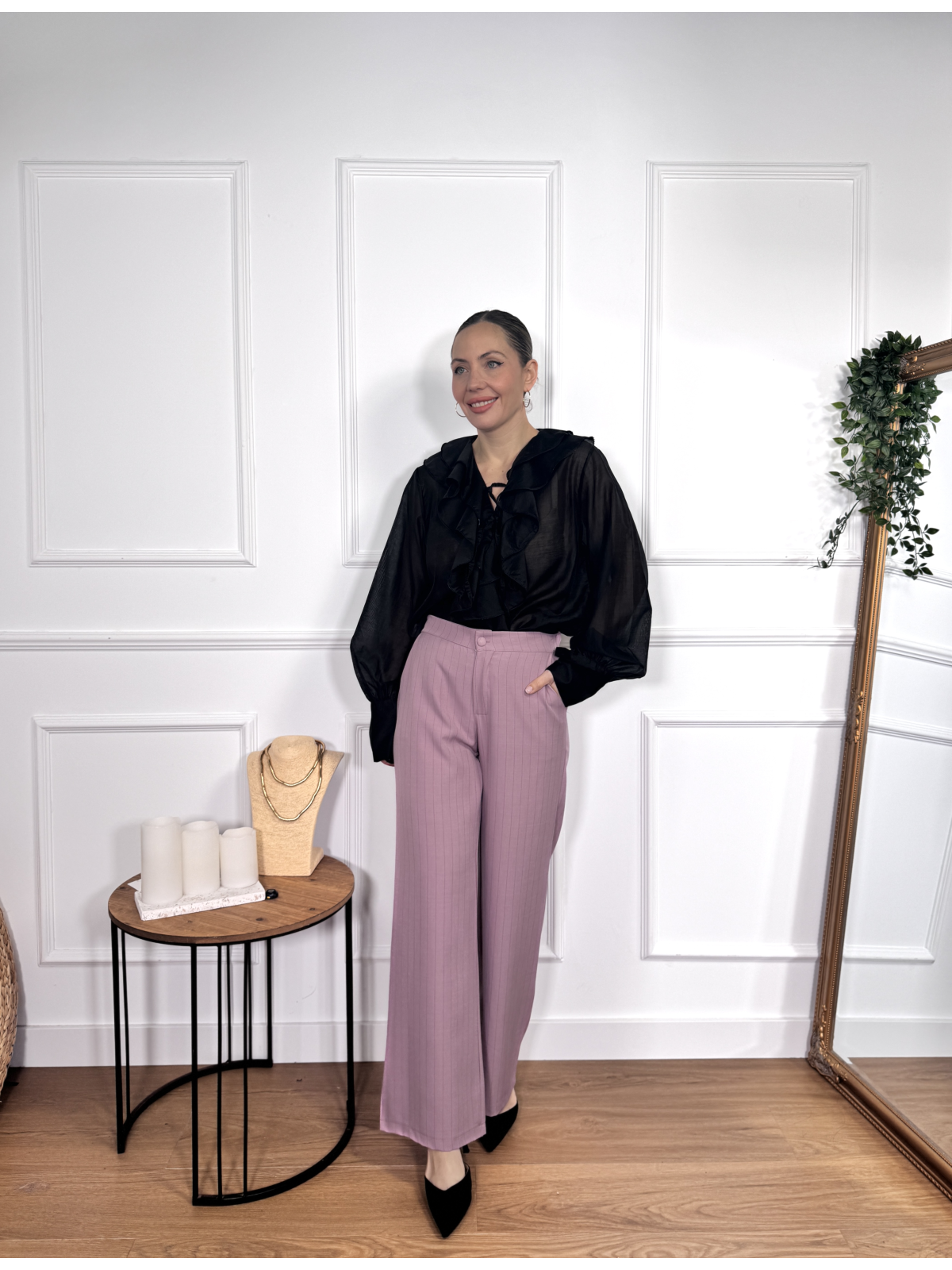 Pantalón en tono maquillaje con sutil estampado de rayas verticales.