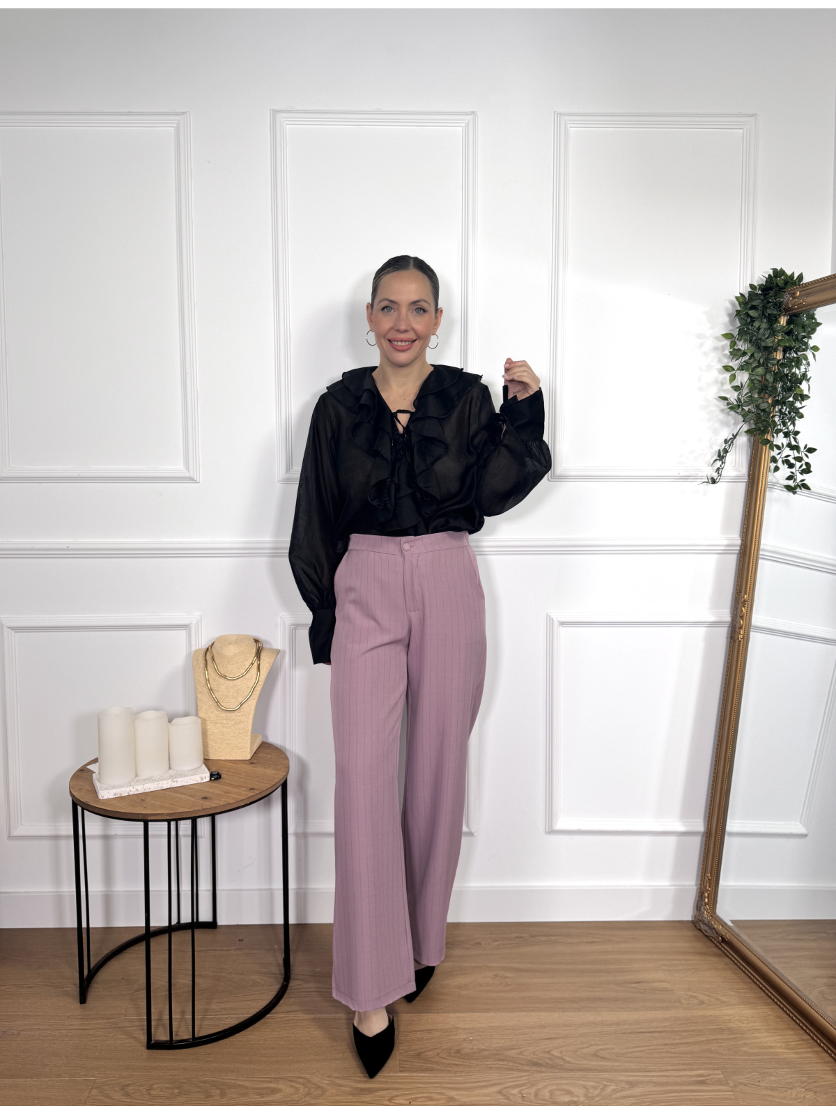 Pantalón en tono maquillaje con sutil estampado de rayas verticales.