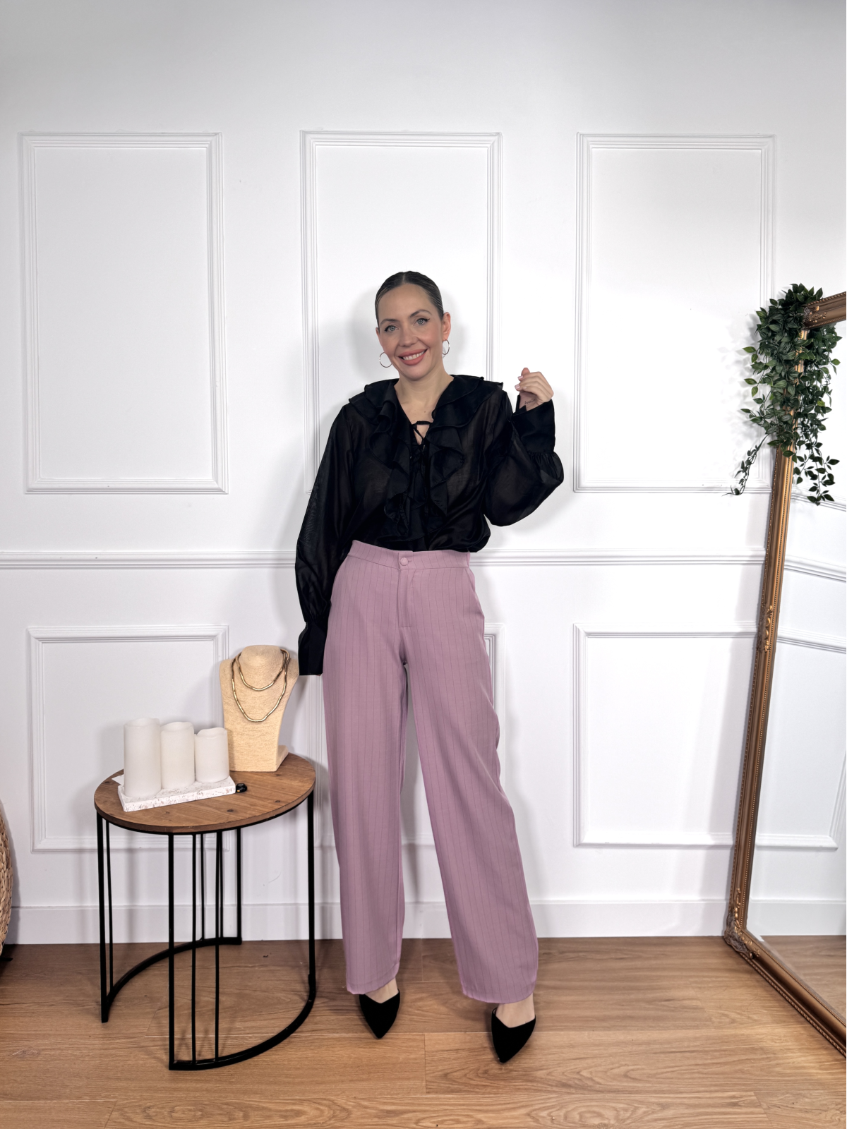 Pantalón en tono maquillaje con sutil estampado de rayas verticales.