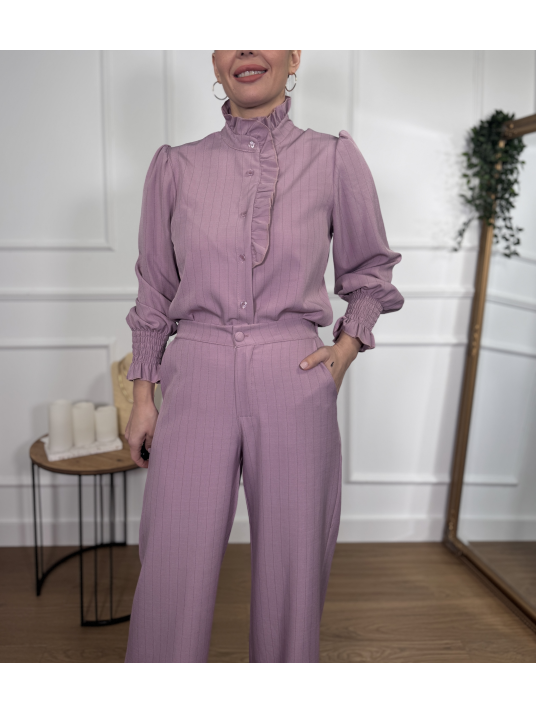 Camisa en tono maquillaje con sutil estampado de rayas verticales.