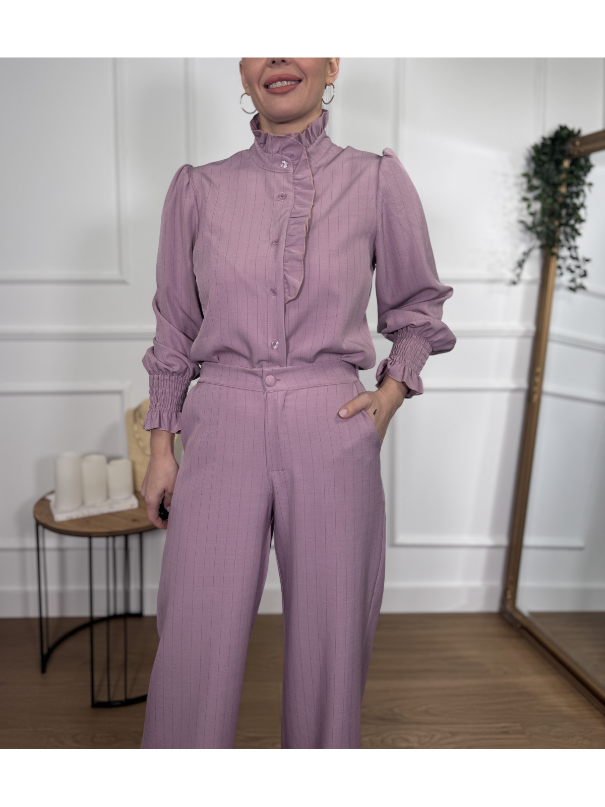 Camisa en tono maquillaje con sutil estampado de rayas verticales.