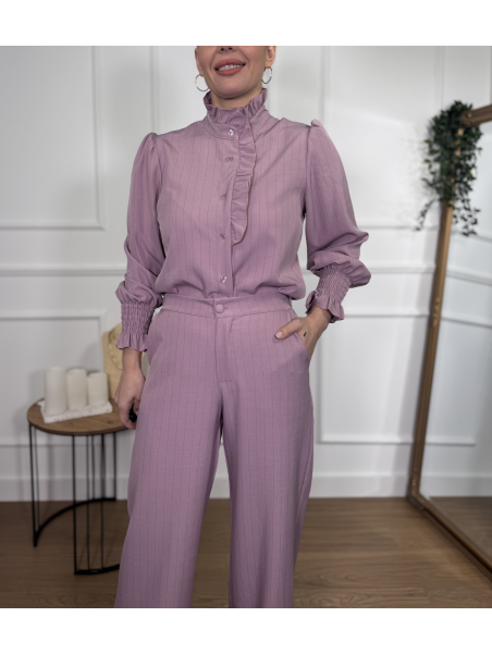 Camisa en tono maquillaje con sutil estampado de rayas verticales.