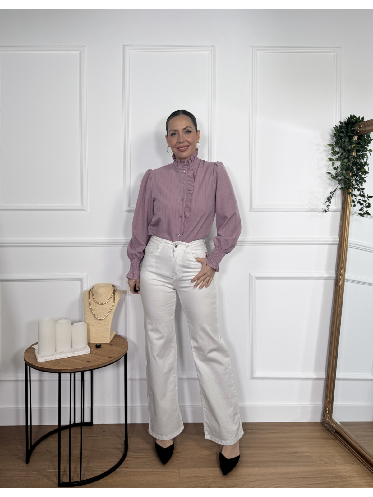 Camisa en tono maquillaje con sutil estampado de rayas verticales.