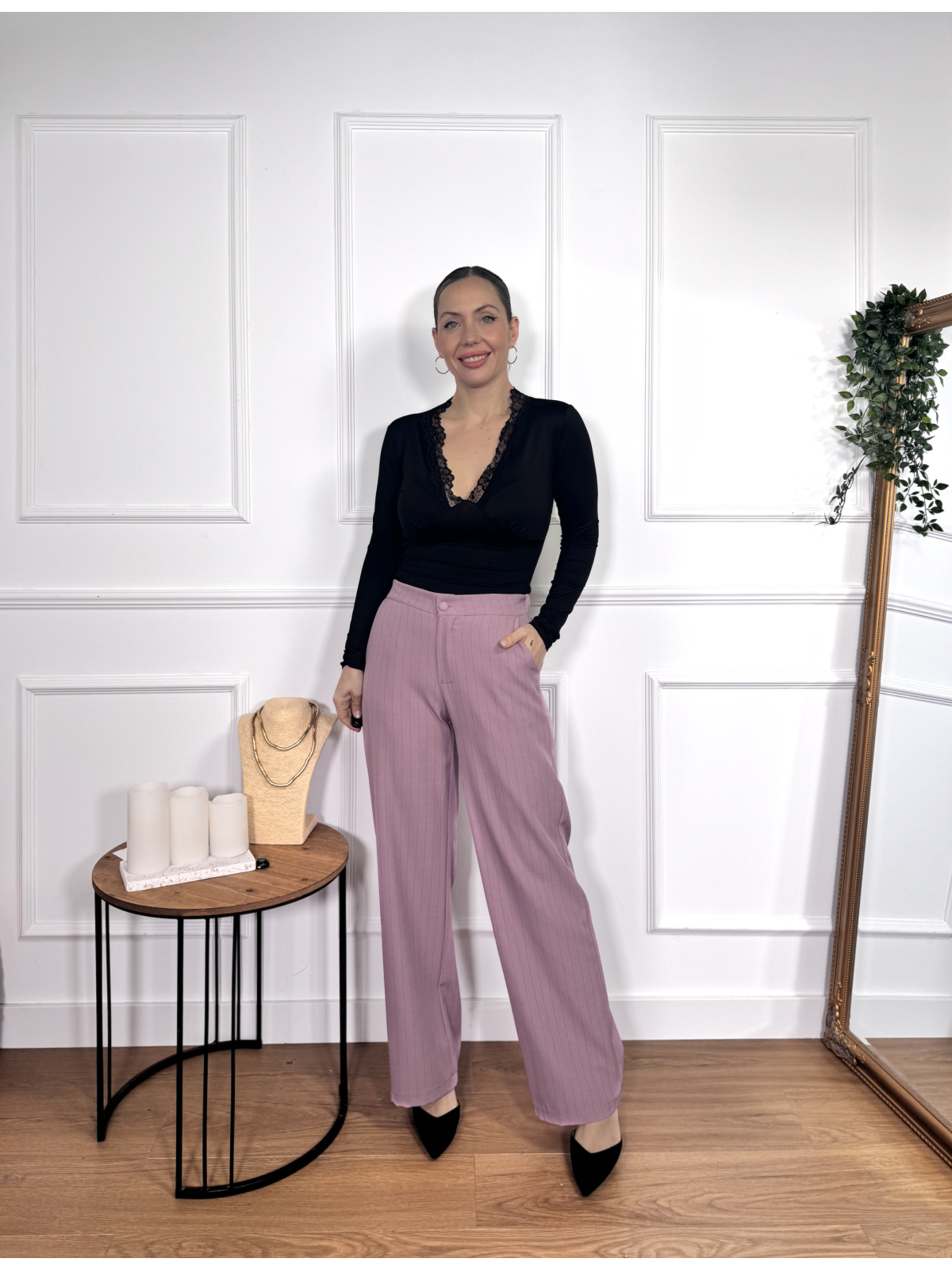 Pantalón en tono maquillaje con sutil estampado de rayas verticales.