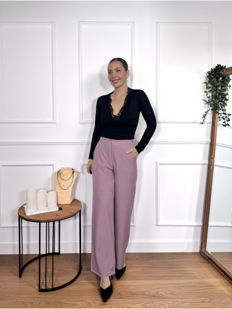 Pantalón en tono maquillaje con sutil estampado de rayas verticales.