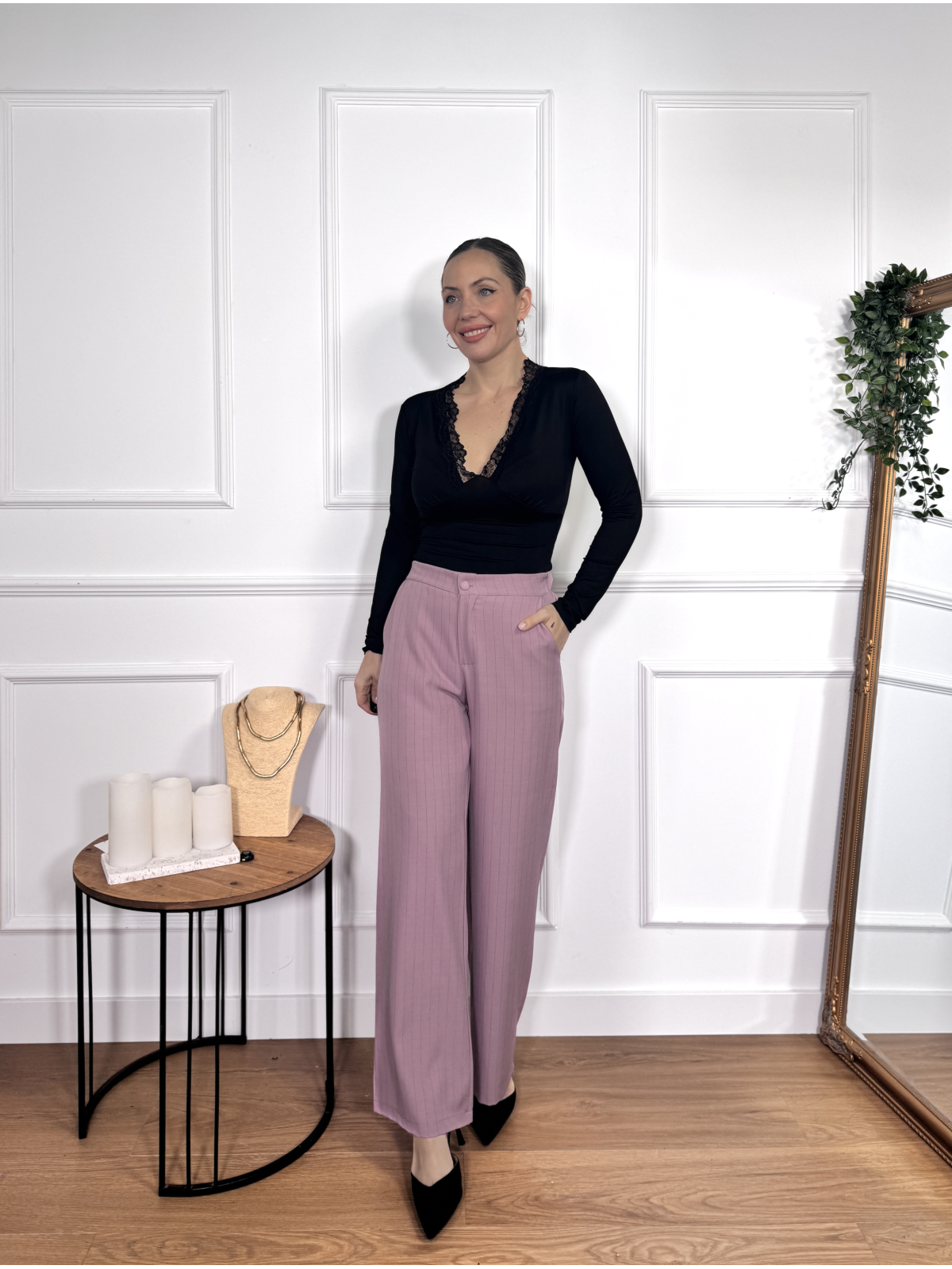 Pantalón en tono maquillaje con sutil estampado de rayas verticales.