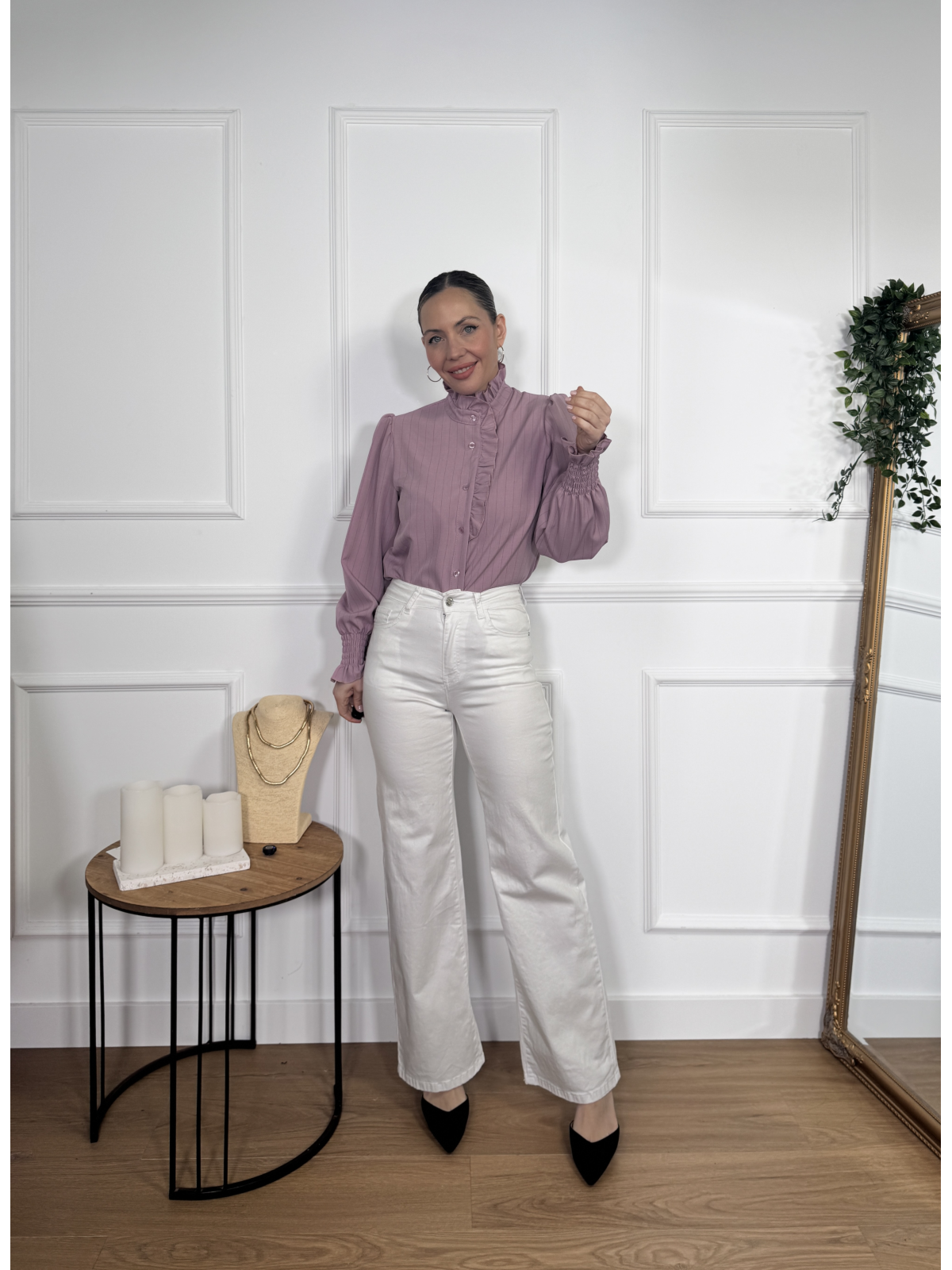 Camisa en tono maquillaje con sutil estampado de rayas verticales.