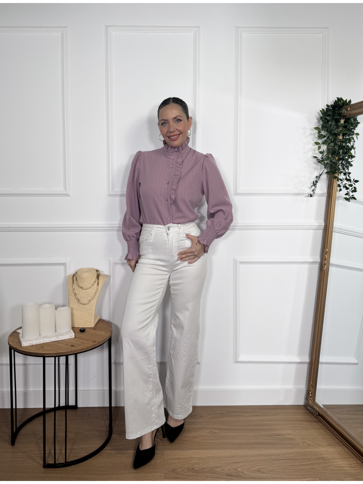 Camisa en tono maquillaje con sutil estampado de rayas verticales.