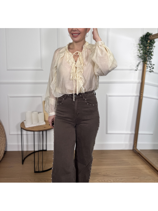 Blusa en color crudo con acabado semitransparente.