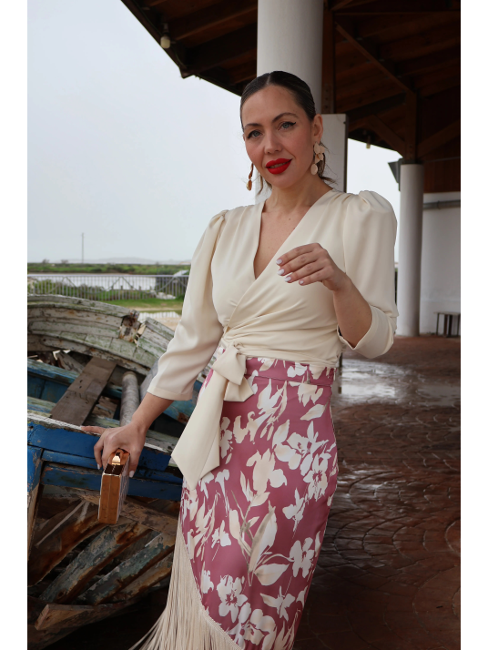 Blusa de fiesta en tejido satinado suave.