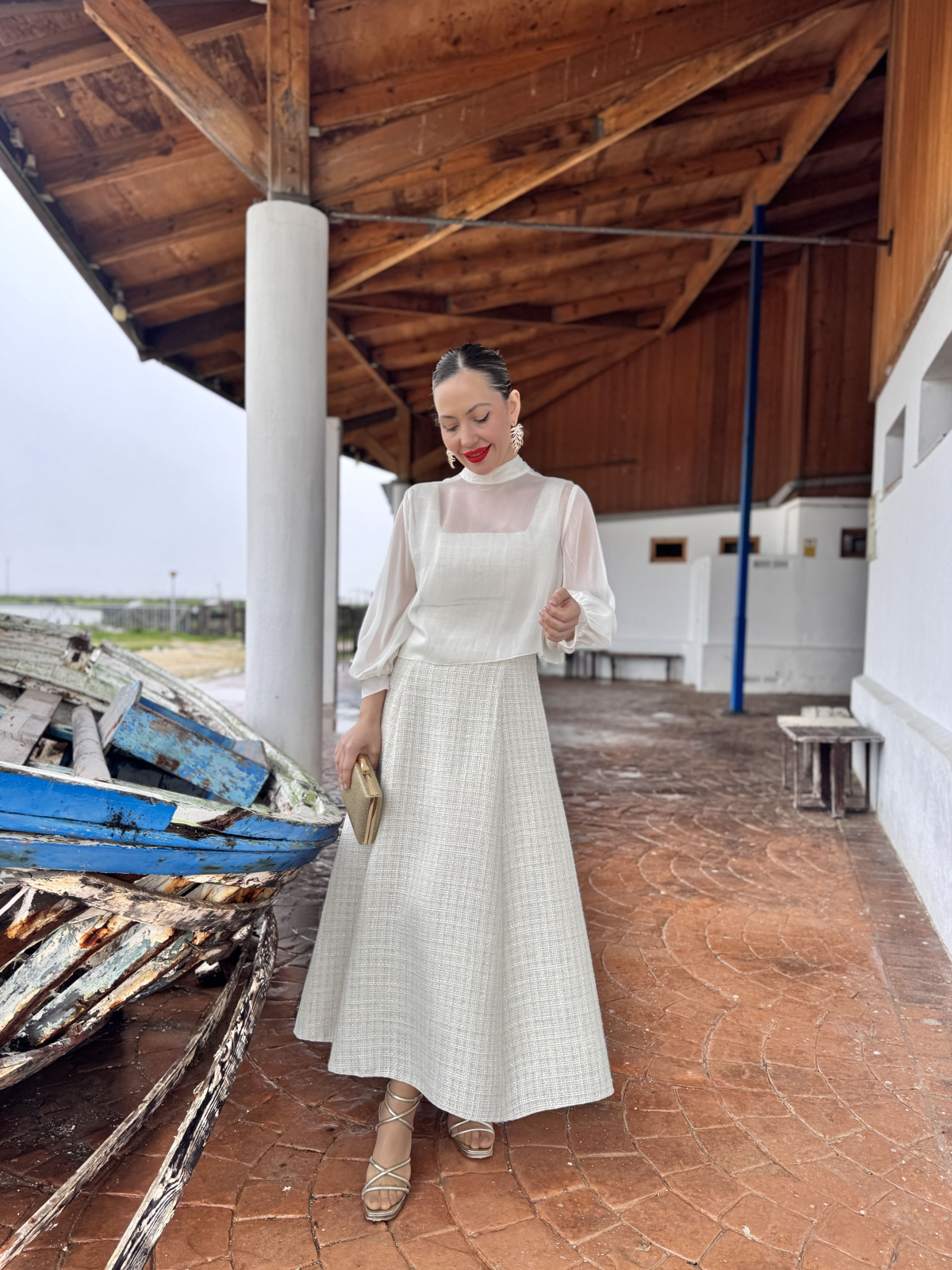 Vestido midi de fiesta con capa independiente.