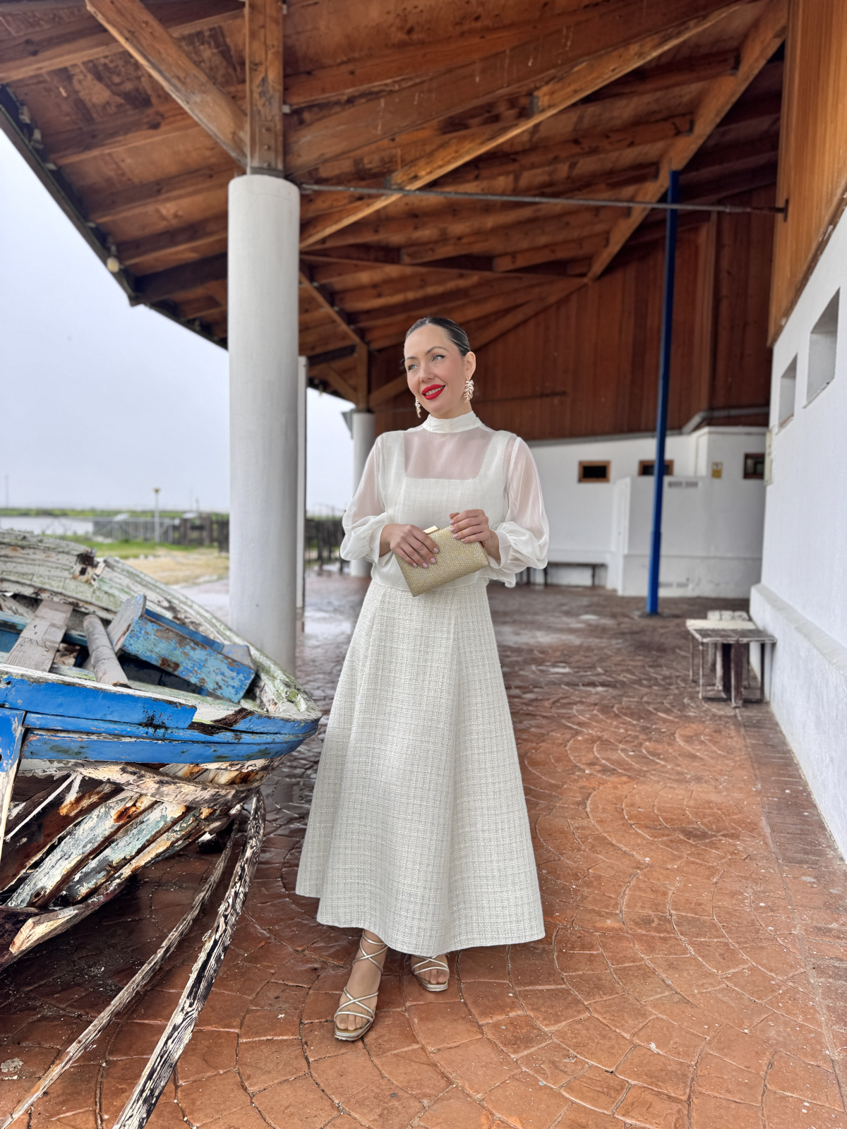 Vestido midi de fiesta con capa independiente.