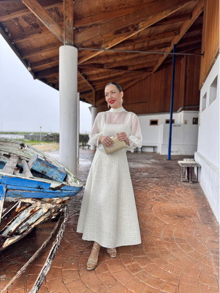 Vestido midi de fiesta con capa independiente.