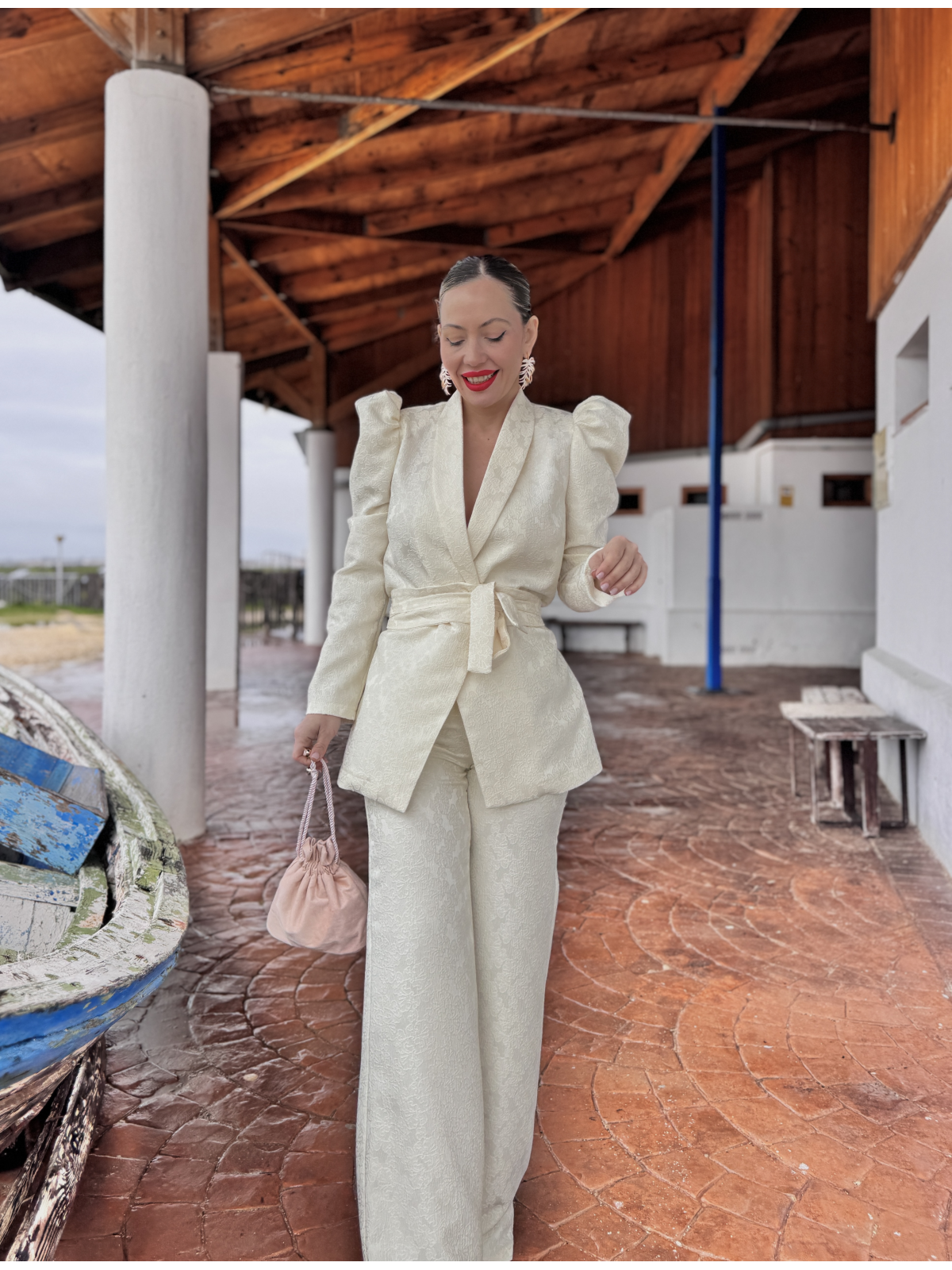 Traje de chaqueta de fiesta en color marfil.