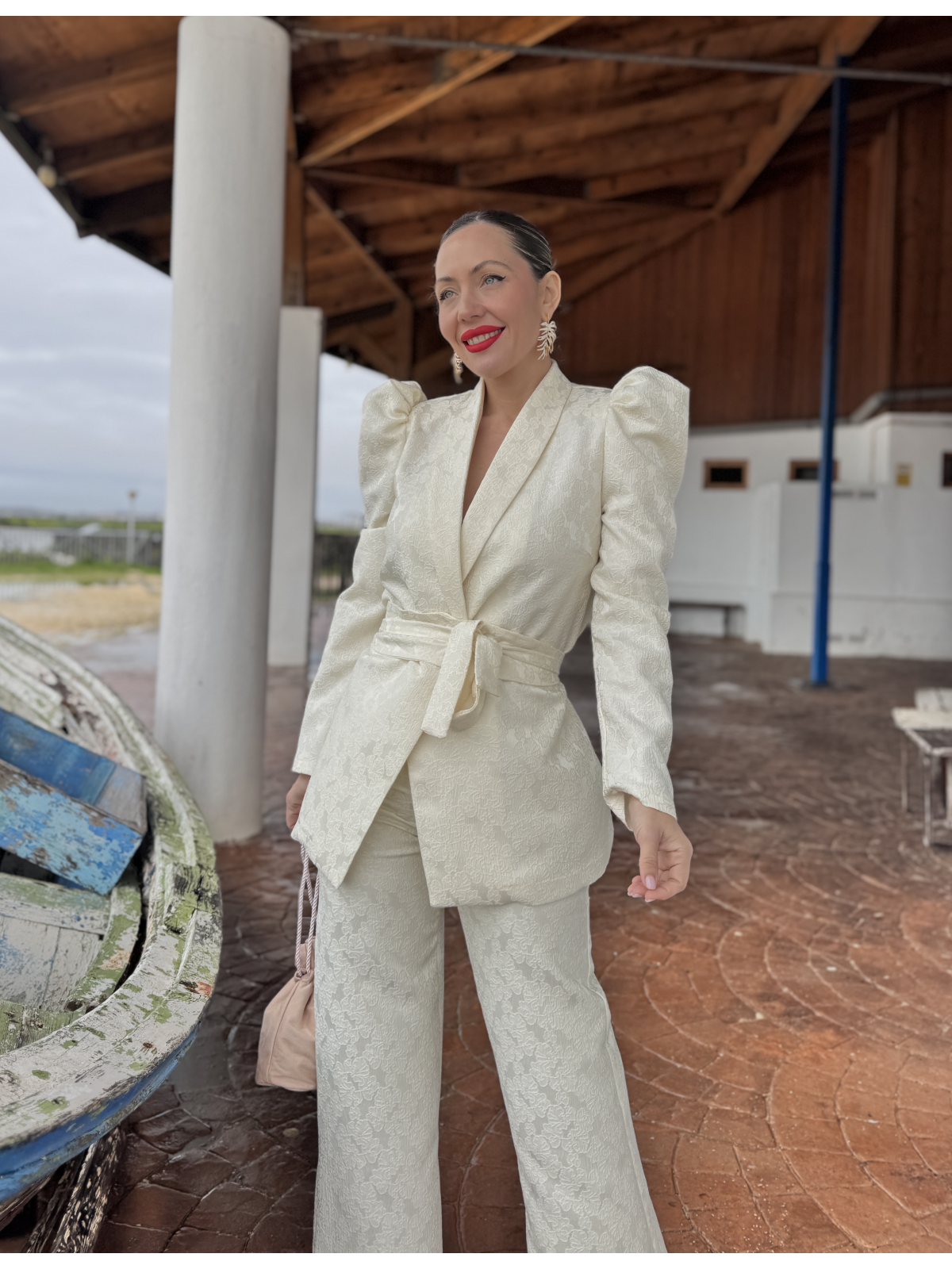 Traje de chaqueta de fiesta en color marfil.