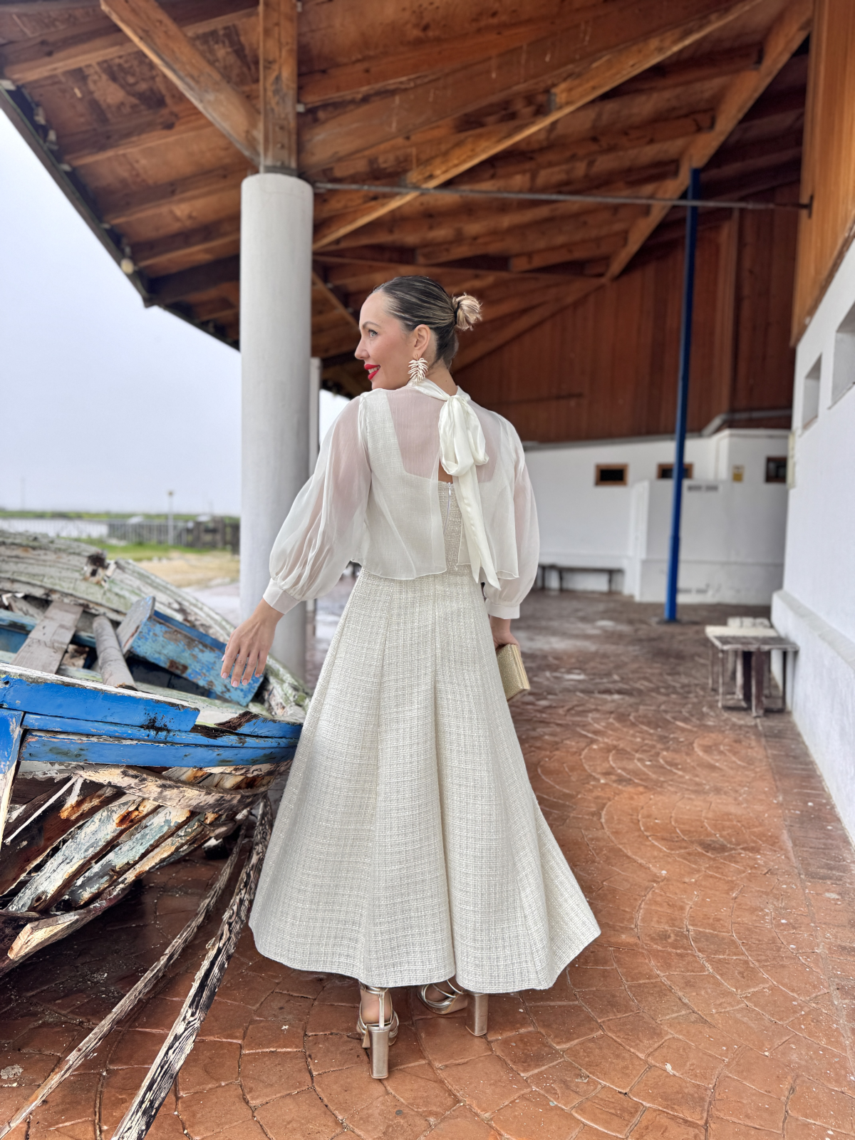 Vestido midi de fiesta con capa independiente.