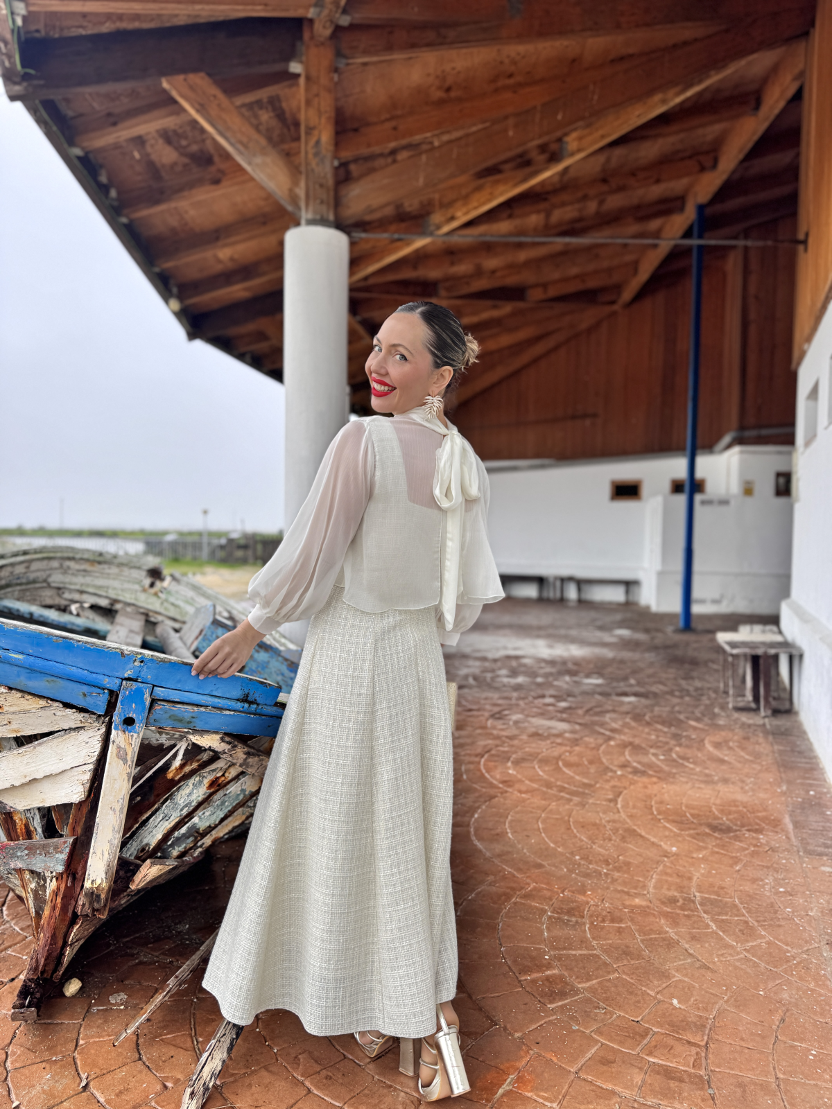 Vestido midi de fiesta con capa independiente.