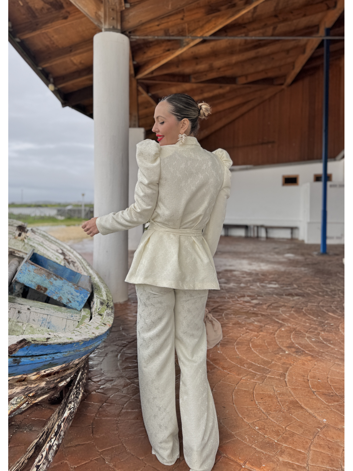 Traje de chaqueta de fiesta en color marfil.