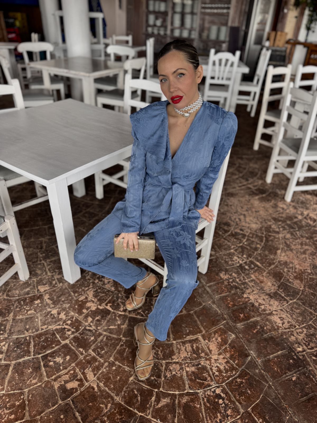 Traje de chaqueta de fiesta en color azul empolvado.