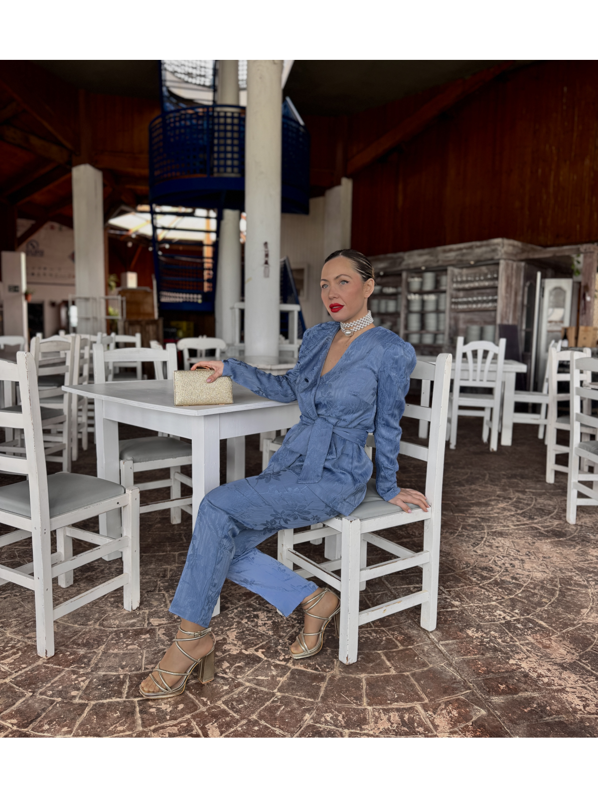 Traje de chaqueta de fiesta en color azul empolvado.