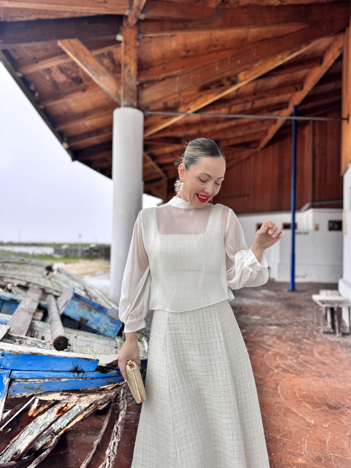 Vestido midi de fiesta con capa independiente.