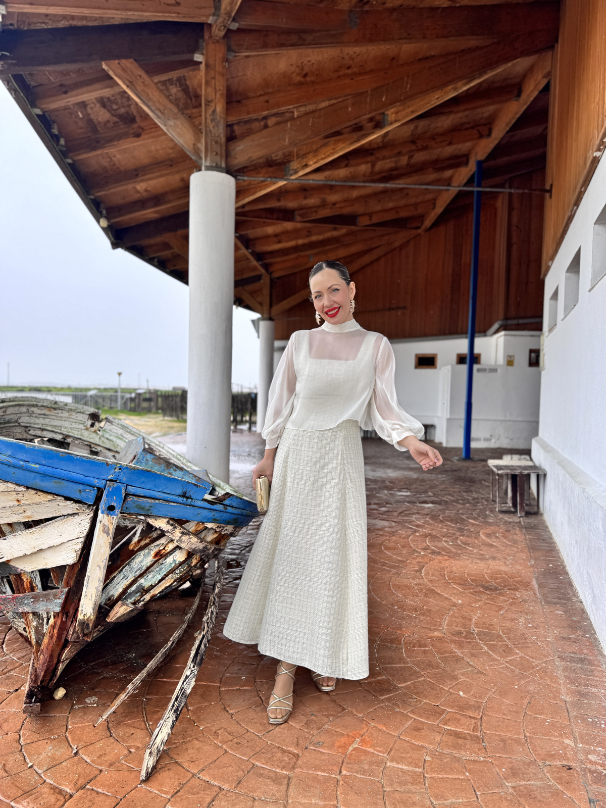 Vestido midi de fiesta con capa independiente.