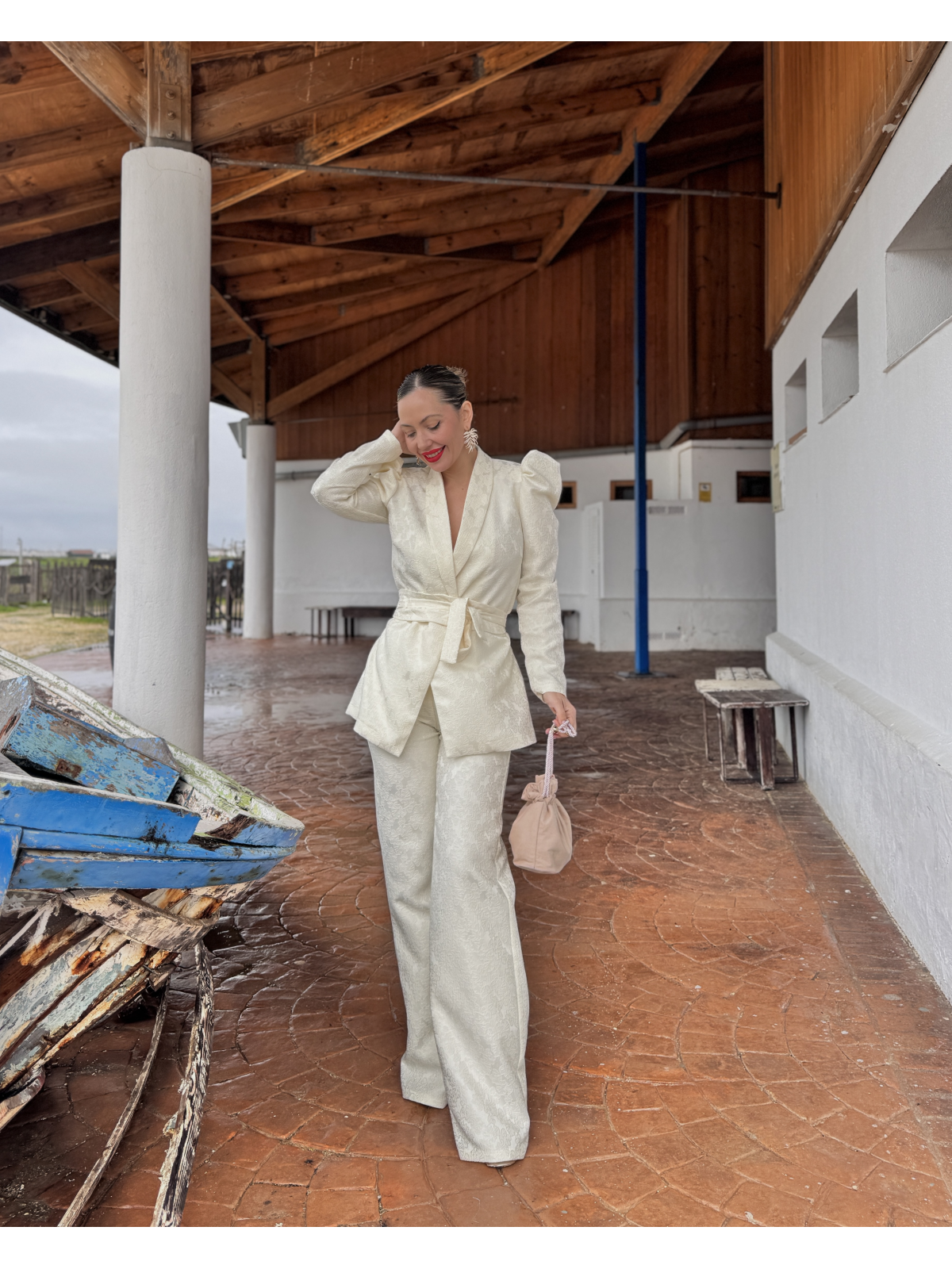 Traje de chaqueta de fiesta en color marfil.