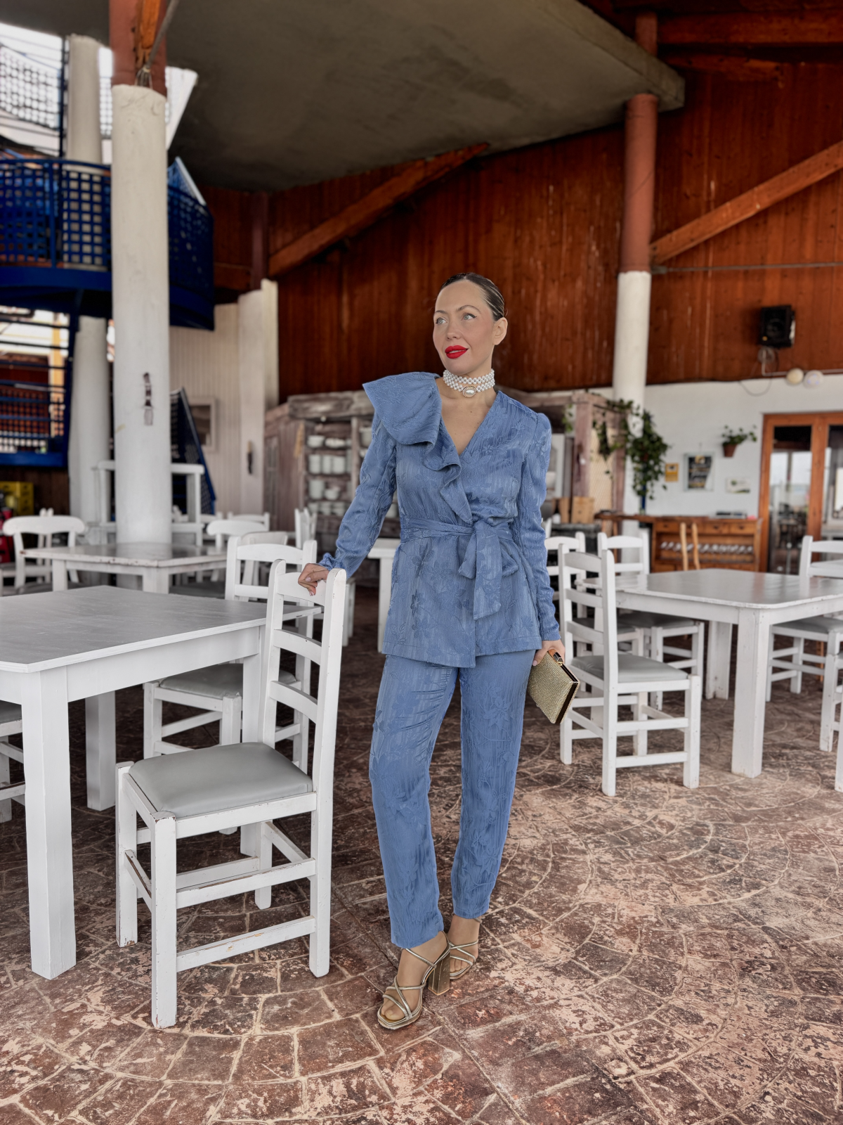 Traje de chaqueta de fiesta en color azul empolvado.