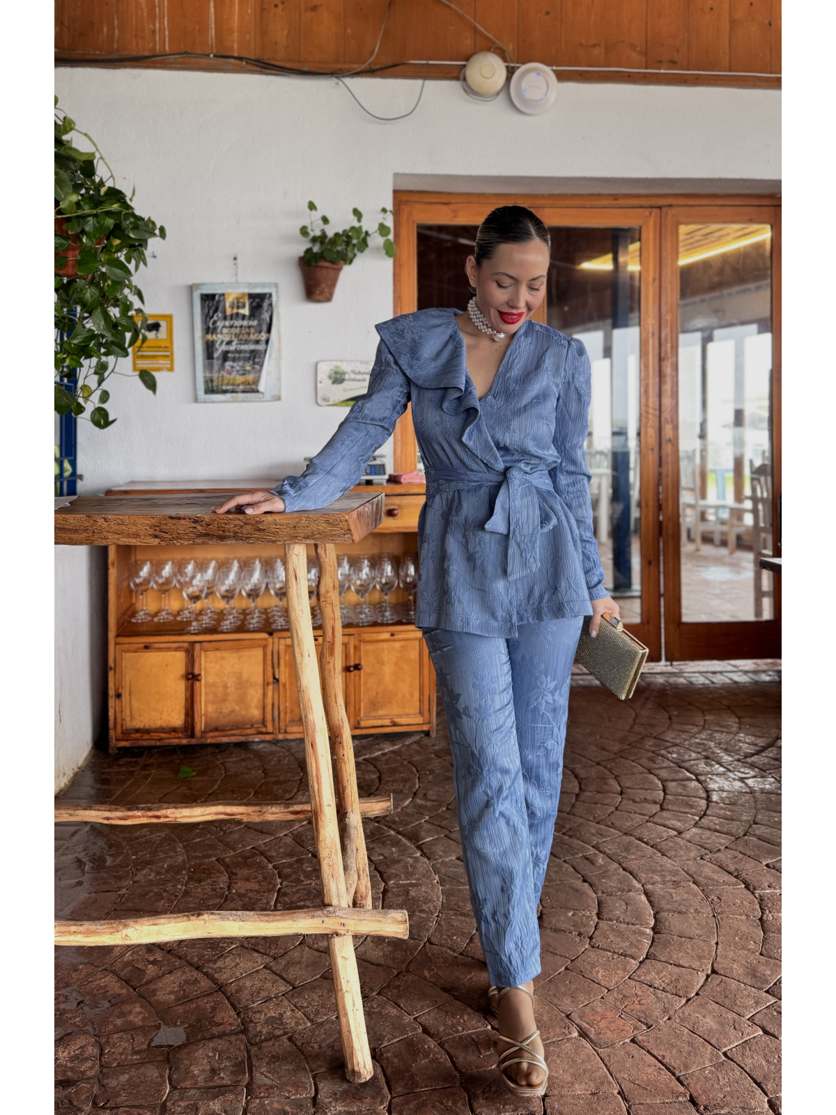Traje de chaqueta de fiesta en color azul empolvado.