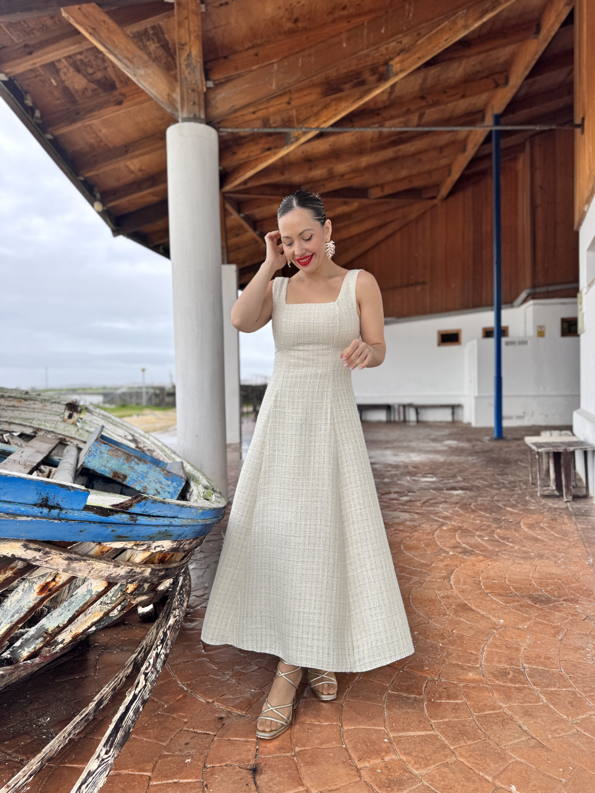 Vestido midi de fiesta con capa independiente.