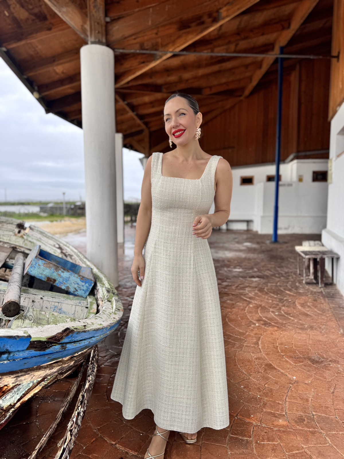 Vestido midi de fiesta con capa independiente.