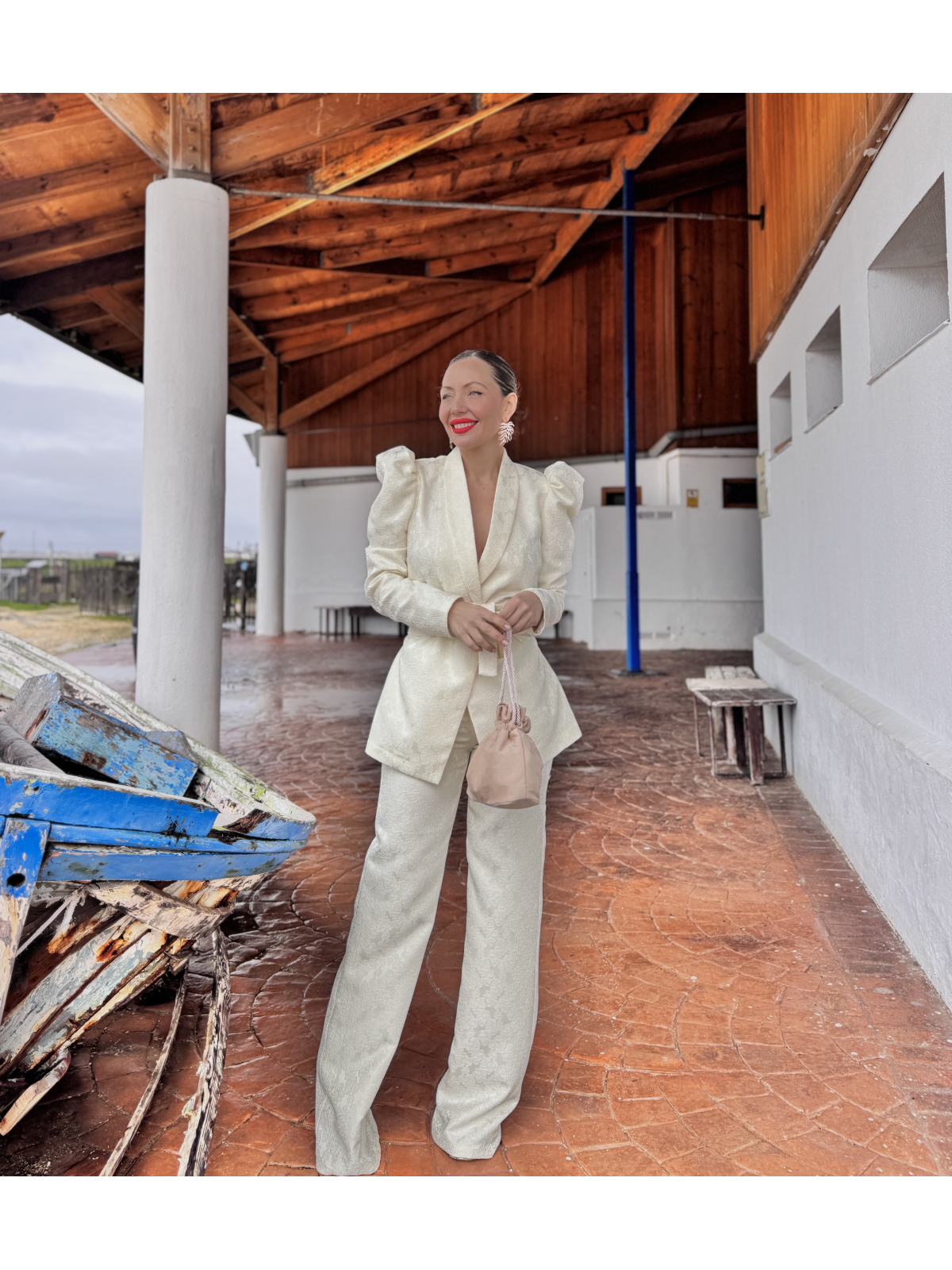 Traje de chaqueta de fiesta en color marfil.