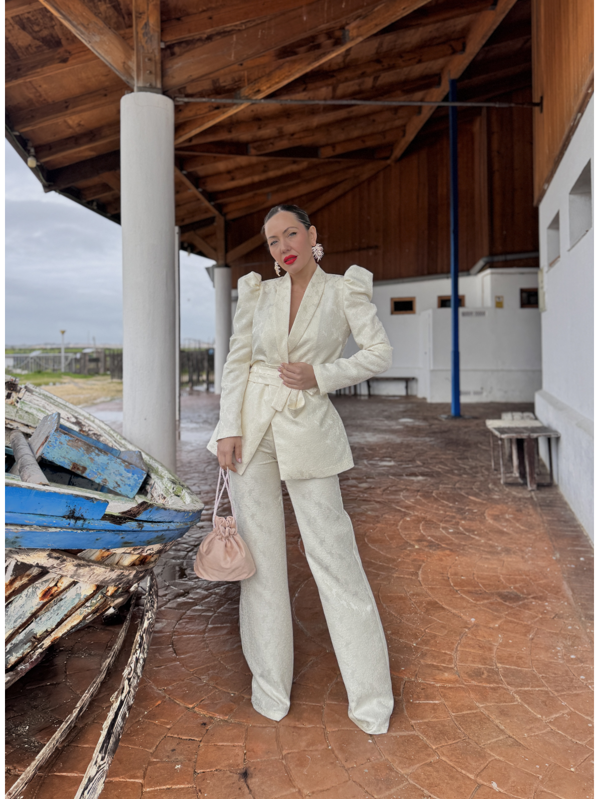 Traje de chaqueta de fiesta en color marfil.