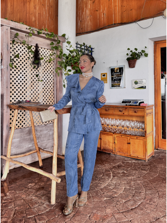 Traje de chaqueta de fiesta en color azul empolvado.