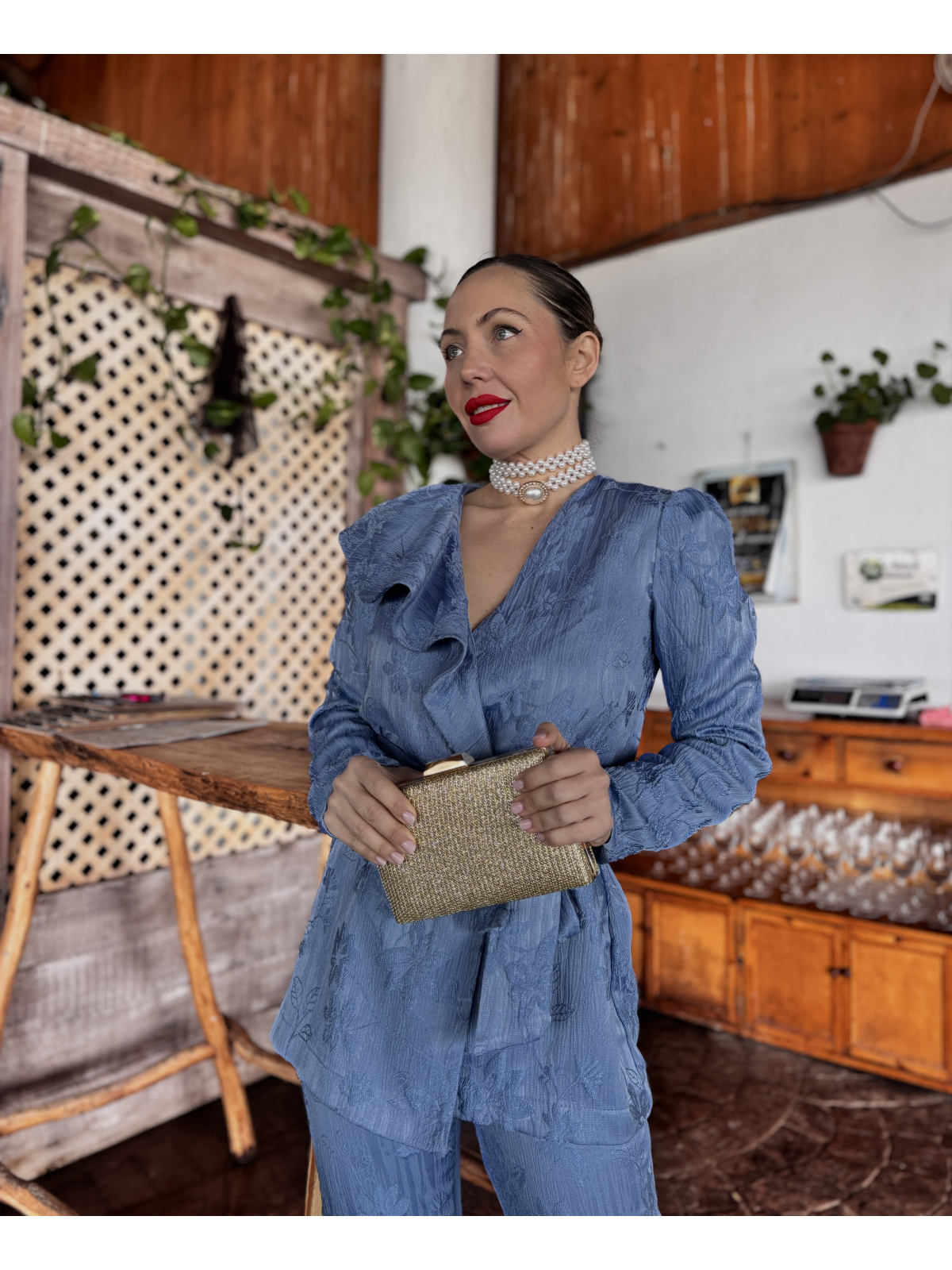 Traje de chaqueta de fiesta en color azul empolvado.